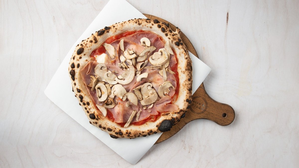 Prosciutto e funghi pizza